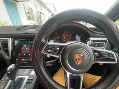 È possibile equipaggiare una Porsche Macan con un grande schermo Tesla? Sorprendente, l'effetto è incredibile